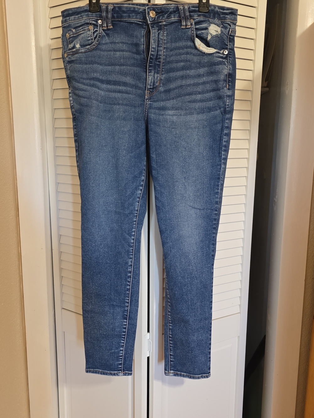 American Eagle Women’s High Waisted Mid Wash Blue Skinny Jeans